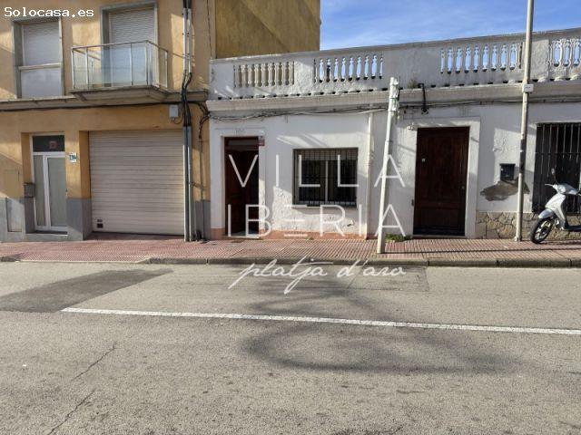 ENCANTADORA CASA DE PUEBLO CON JARDÍN SOLEADO EN UBICACIÓN CENTRAL