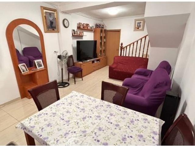 ¡Encantadora casa de pueblo en Mutxamel con 4 dormitorios y terraza!