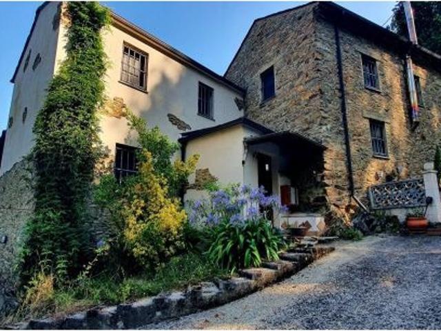 Encantadora casa de piedra reformada con jardín y 4 dormitorios en suites en Lantoira Castropol
