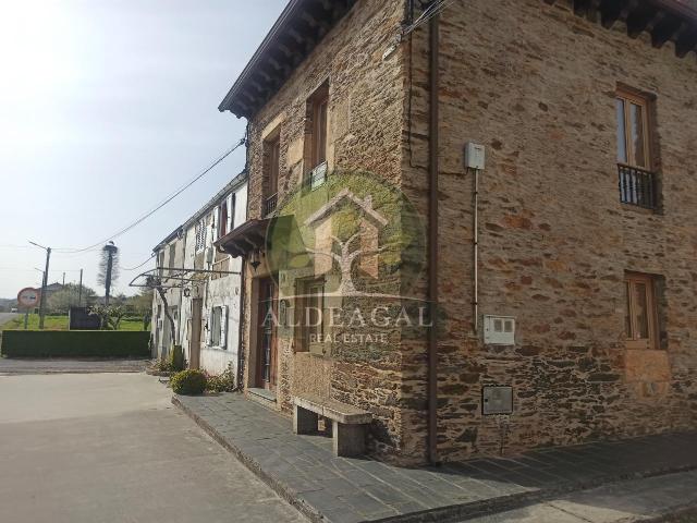 Encantadora casa de piedra restaurada en Pacios Begonte, Lugo