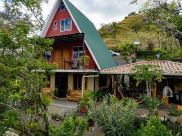 Encantadora casa de tres niveles con impresionantes vistas a las montañas en San Pedro de Vilcabamba