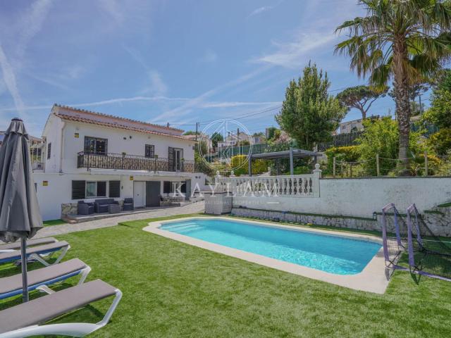 ENCANTADORA CASA DE UNA PLANTA DE ESTILO RÚSTICO EN LA URBANIZACIÓN RESIDENCIAL DE LLORET BLAU