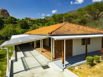 Encantadora Casa de 3 Dormitorios en Ubicación Privilegiada de Vilcabamba – ¡Llave en Mano y Lista para Ti!
