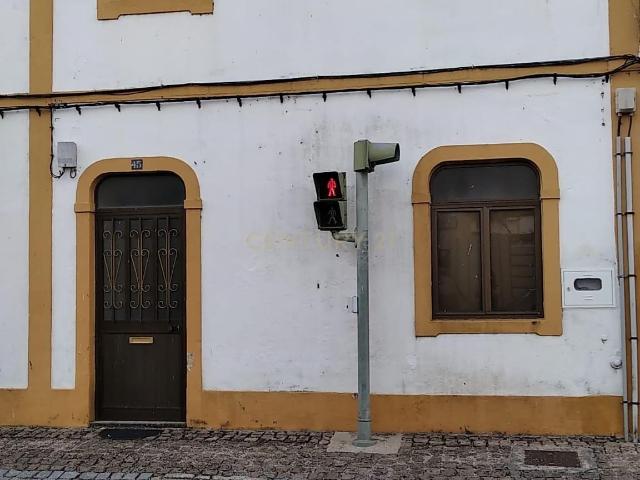 Moradia Tradicional com 3 Pisos e Grande Potencial em Belver