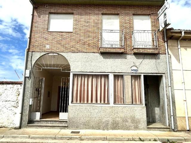 Encantadora Casa en Bercianos del Páramo, Ideal para Ocio y Residencia