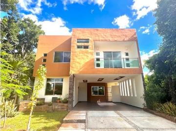 ENCANTADORA CASA EN RENTA RESIDENCIAL DE LUJO PLAYA DEL CARMEN FRC 1103