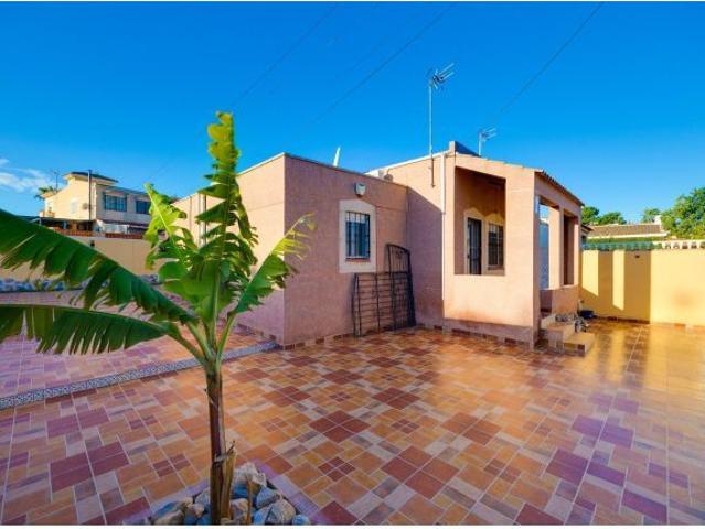 Encantadora Casa Familiar en Esquina con Gran Terreno en Los Balcones