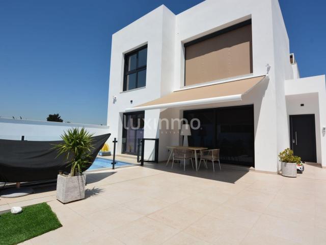 Encantadora Casa Independiente de 3 Dormitorios con Piscina. 166m² Formentera del Segura