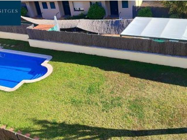 Encantadora Casa Pareada con Vistas al Mar en Levantina, Sitges