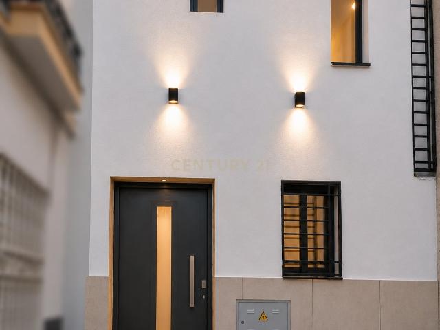 Encantadora casa renovada en Alhaurín el Grande, Málaga con patio y terraza cubierta