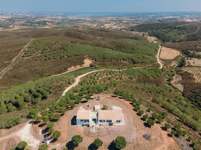 Encantadora casa tradicional, com piscina, localizada numa a. 258m² Odiáxere