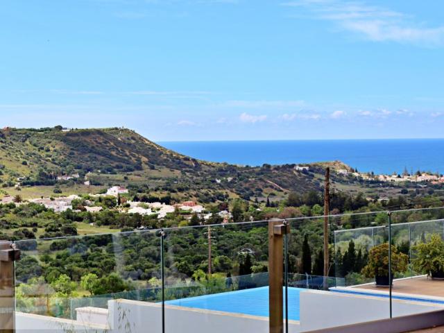 Encantadora Casa tradicional térrea de 2 quartos, inserida num terreno de 725 m2 com vistas deslumbrantes para o mar, Praia da Luz, Lagos