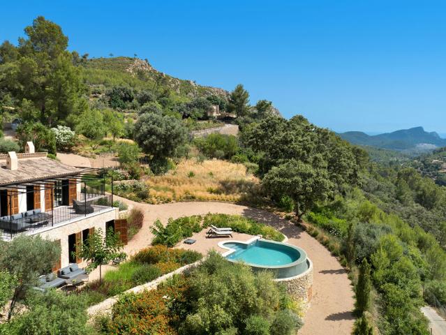 Encantadora finca completamente reformada con espectaculares vistas a la montaña y al puerto