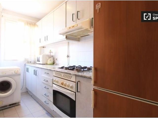 Encantadora habitación con cama doble y baño privado en alquiler en Puente de Vallecas
