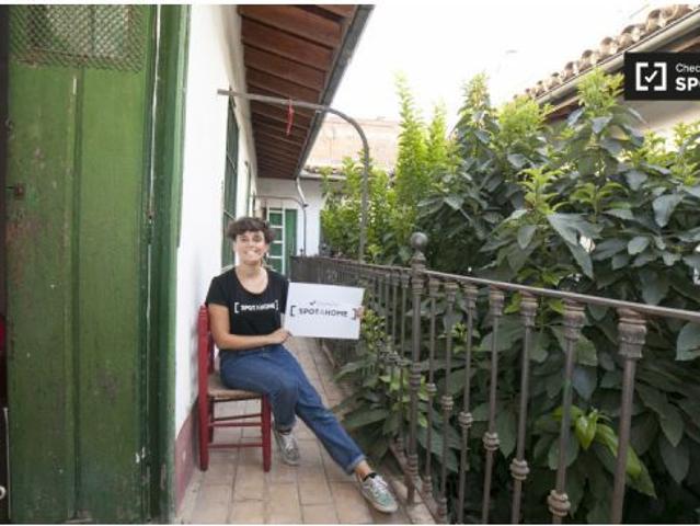 Encantadora habitación con estantería en apartamento de 2 dormitorios, Casco Antiguo