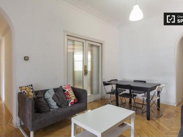 Encantadora habitación en alquiler en apartamento de 8 habitaciones en Moncloa