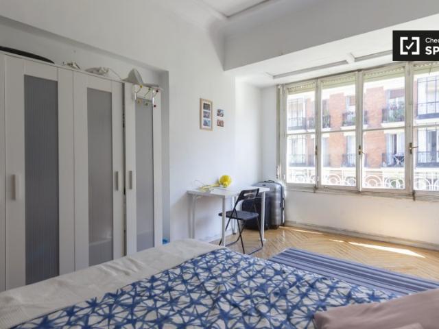 Habitación en piso de 9 habitaciones en alquiler en Gaztambide, Madrid