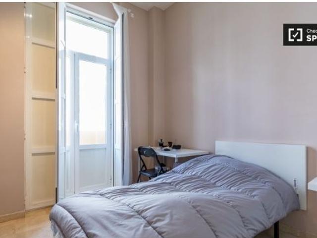 Encantadora habitación en alquiler en un luminoso apartamento de 3 dormitorios, L' Eixample