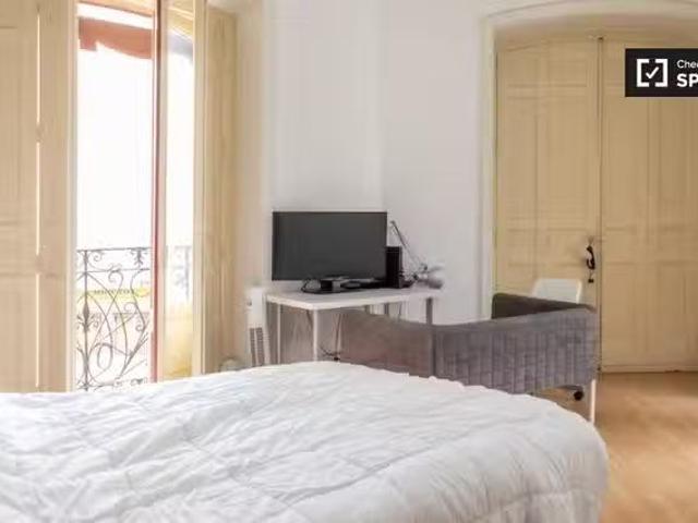 Encantadora habitación para alquilar en un apartamento de 7 do.