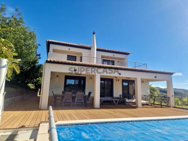ENCANTADORA MORADIA MODERNA COM 3 QUARTOS, PISCINA, GARAGEM E MAGNÍFICAS VISTAS PARA AS COLINAS E O CAMPO, NUM TERRENO DE 2.157,00 M²