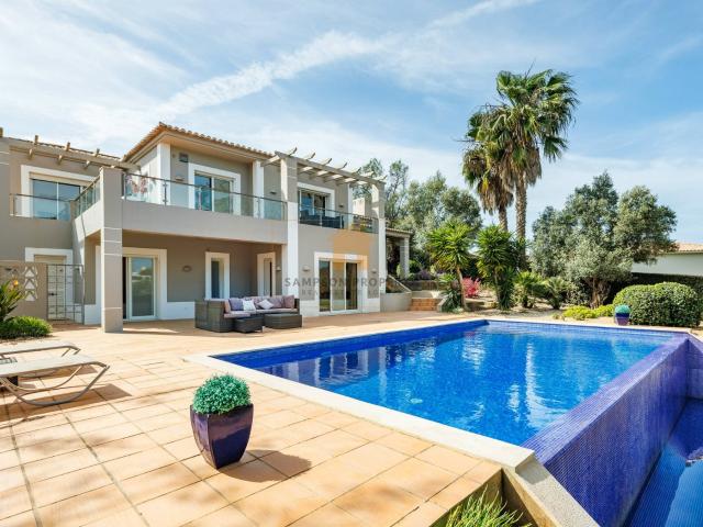 Encantadora moradia com 3 quartos para venda em Vale da Pint. 148m² Estômbar e Parchal