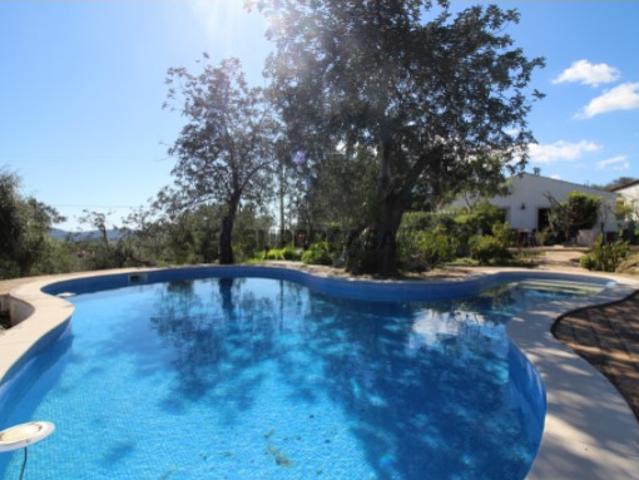 Encantadora moradia, ideal para quem procura tranquilidade sem abdicar da proximidade ao centro da vila