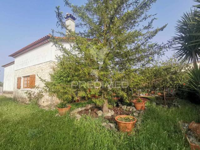 Encantadora moradia renovada em pedra e madeira