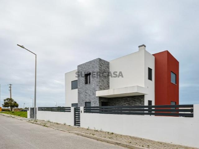 Encantadora Moradia T4 na Ericeira com Vista Parcial de Mar
