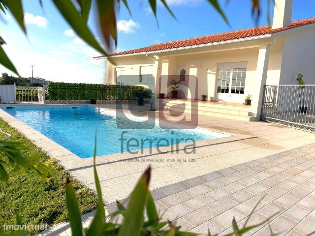 Encantadora Moradia T6 com Entradas Independentes e piscina