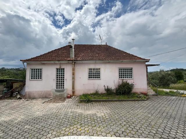 Encantadora Moradia T2 em São Simão de Litém, Pombal, com Jardim e Garagem