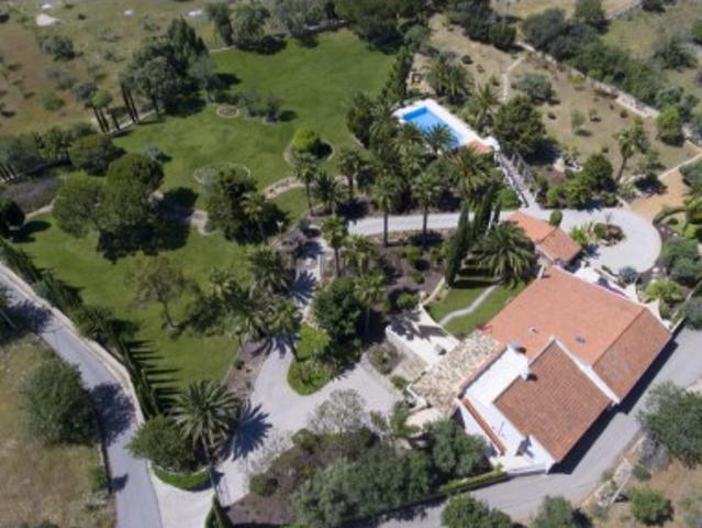 Encantadora Moradia Térrea V7 com Piscina e Amplo Terreno Perto de Loulé