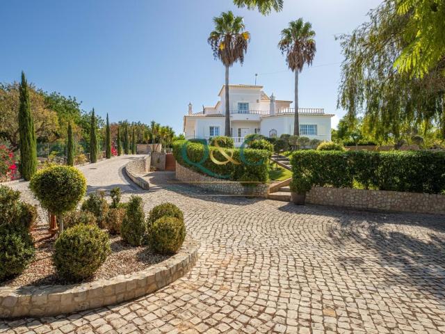 Encantadora moradia tradicional com jardins maduros e vistas. 287m² Boliqueime