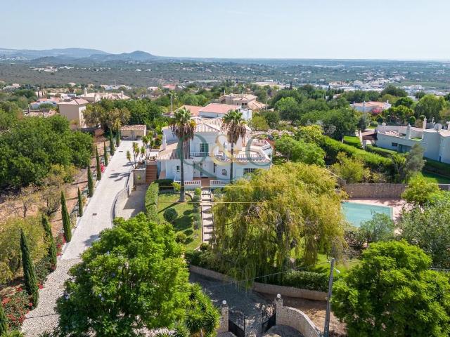 Encantadora moradia tradicional com jardins maduros e vistas. 287m² Boliqueime