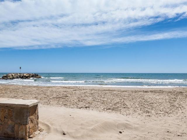 Encantadora planta baja con gran patio privado junto al mar en Can Toni CUNIT