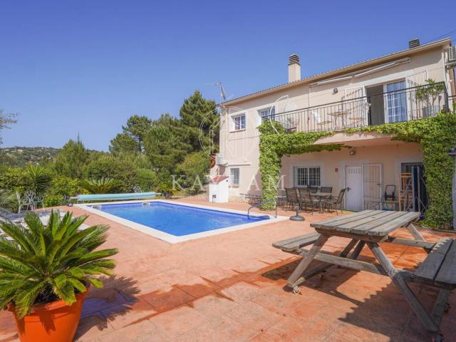 ENCANTADORA PROPIEDAD CON DOS VIVIENDAS INDEPENDIENTES EN UN BARRIO RESIDENCIAL DE LLORET DE MAR