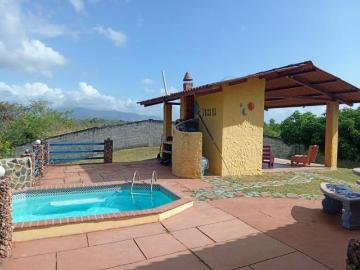 Encantadora Propiedad con Piscina y Vistas de Montaña en San José de San Carlos