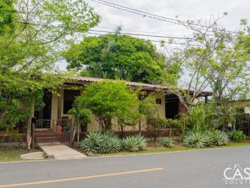 Encantadora Propiedad En Venta En Pedasí Con Piscina Y Estudio