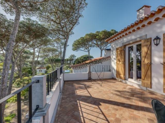 Moradia T5 em lote de 2341m2, junto à Praia do Magoito