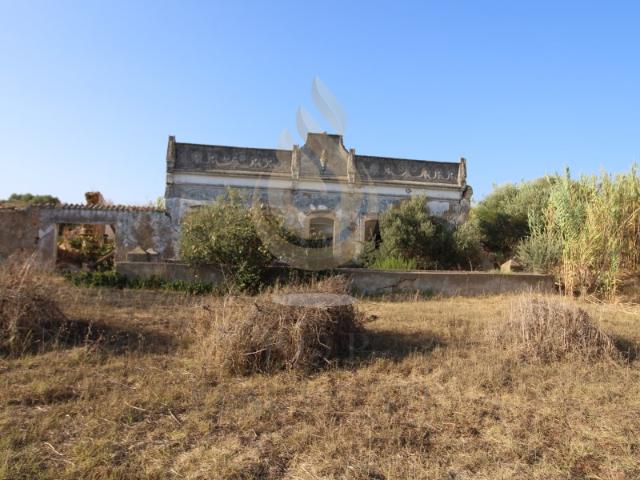 Encantadora propriedade de 36.000 m2 com moradia por restaurar, perto da Ria Formosa