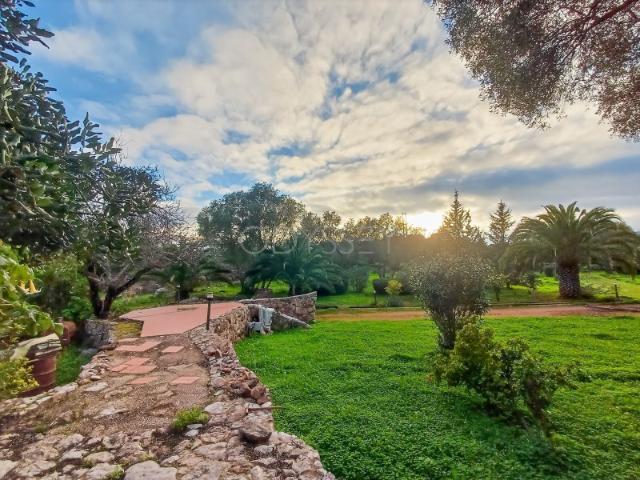 Charmosa Propriedade de Investimento e Projeto de Renovação com Terreno em Vale Verde Perto do Centro de Tavira com Vista Mar ao Longe