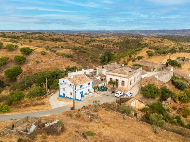 Encantadora propriedade parcialmente renovada com 5 quartos e vistas deslumbrantes sobre o campo em Moimentos, Portugal – ideal para investimento ou para uma vida tranquila
