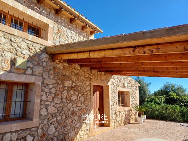 Encanto rústico con piscina y privacidad en la naturaleza