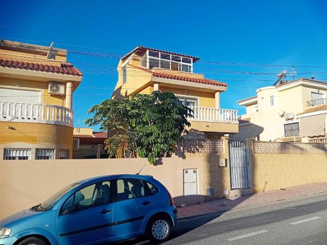 Encaramada con gracia sobre la costa en el encantador pueblo. 155m² Puerto de mazarrón