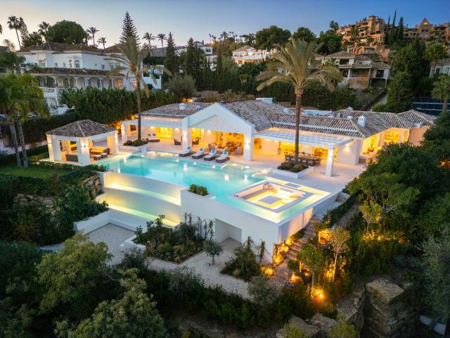 Encaramado en lo alto de la extensión azul del mar Mediterrá. 1176m² Marbella