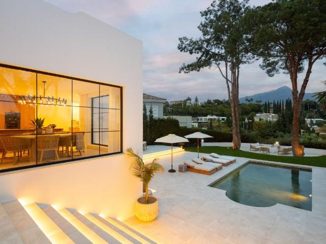 Enclavada en el prestigioso barrio del Valle del Golf de Nue. 345m² Marbella