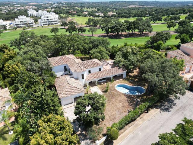 Enclavada en la prestigiosa urbanización San Roque Club, enc. 550m² San Roque