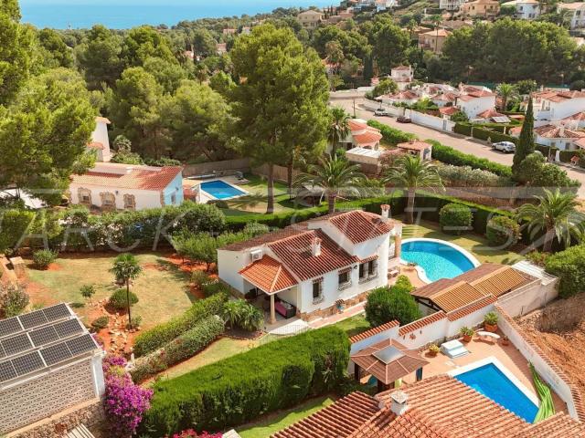 Enclavada en una parcela de aproximadamente 1.325 m², maravi. 100m² Dénia