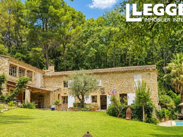 Enclave des Papes, Mas en pierre avec piscine, jardin arboré et cadre provençal d’exception au calme absolu
