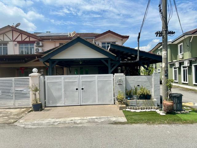 End Lot Double Storey Renovated Taman Putra Perdana Puchong