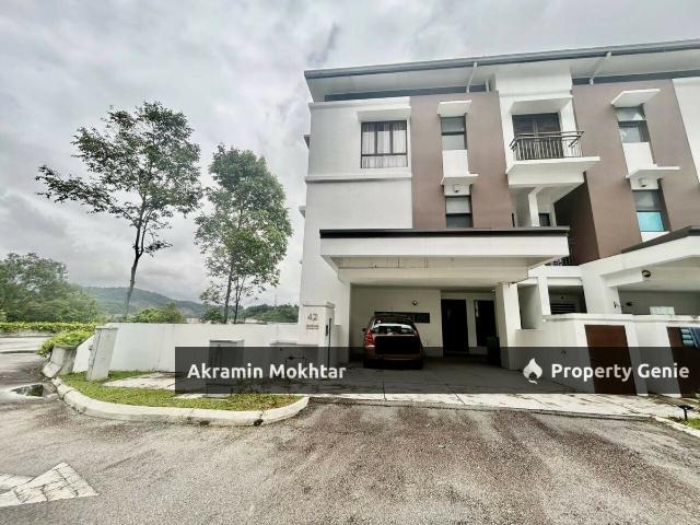 End Lot, Gated & Guarded | 3 STOREY TOWNHOUSE 50 REDENSI CAHAYA SPK